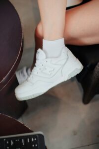 how to style white sneakers